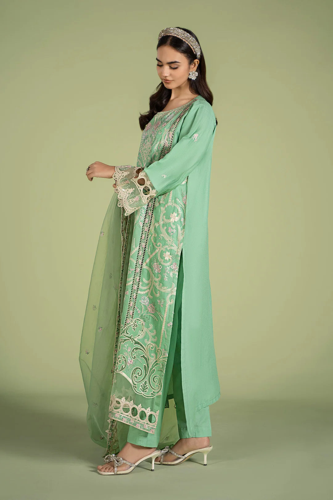 3 PIECE EMBROIDERED LAWN SUIT